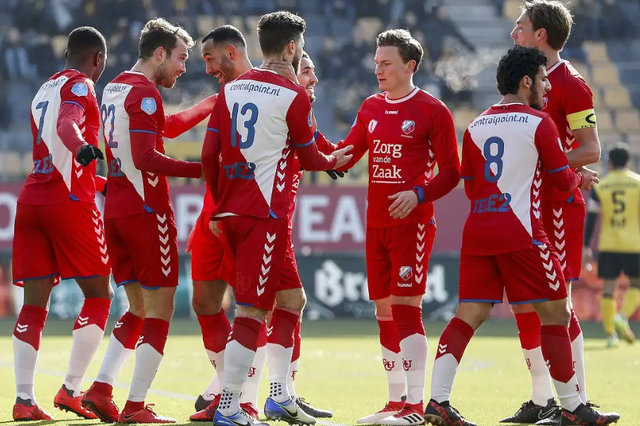 集结日夏洛特黄蜂扳平良机——荷甲节点到来，质疑声四起，球探报告显示潜力(大黄蜂后续是哪一部)