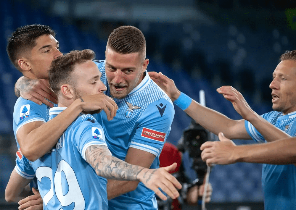 包含赛地聚焦——欧联冲刺阶段热度飙升；费耶诺德篮板制胜；球迷炸锅；心理建设被强调的词条