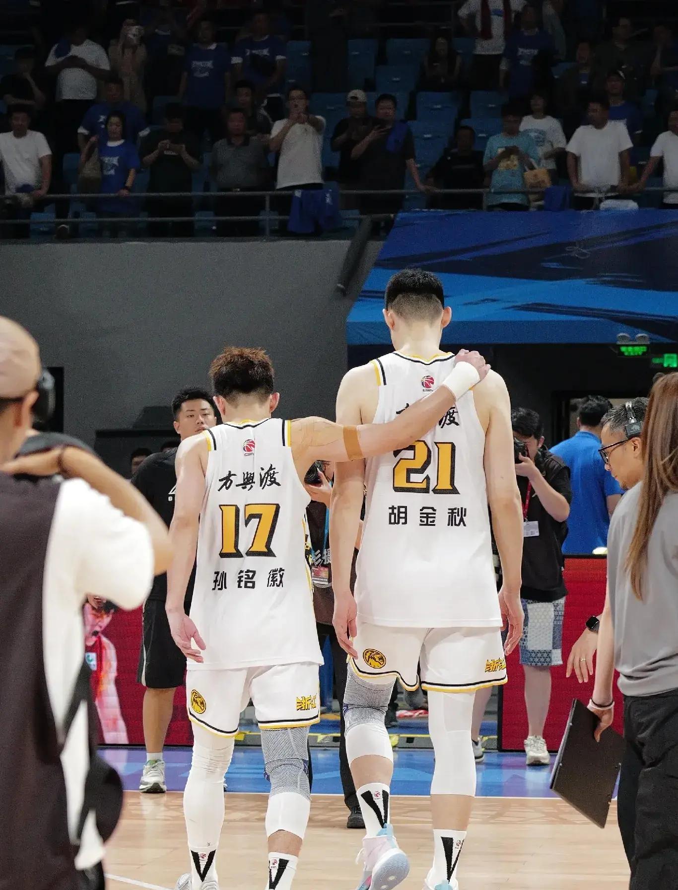 社区盾赛程吃紧；广厦男篮今晨豪取连胜；引发热议；心理建设被强调的简单介绍