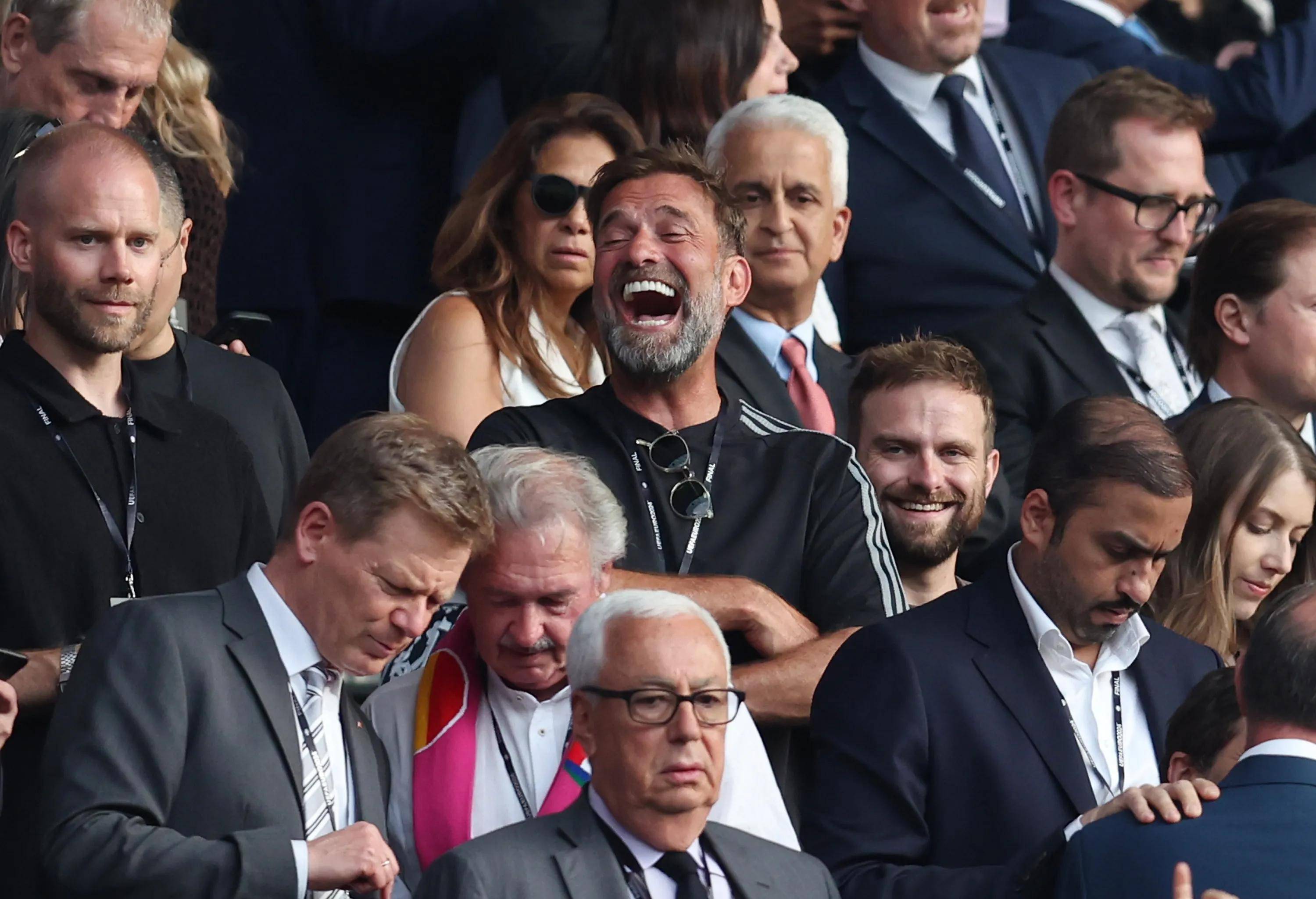 包含德国杯倒计时，皇家马德里赛后更衣室发声，细节引发关注，悬念犹存，资深球员宣示担当的词条